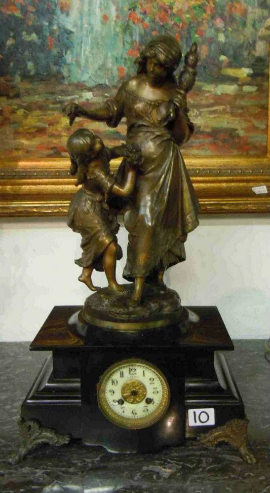 Pendule Horloge à Sujet Romantique Femme à La Quenouille Et Enfant