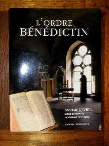 Moine religieux livre l'ordre bénédictin objet religion