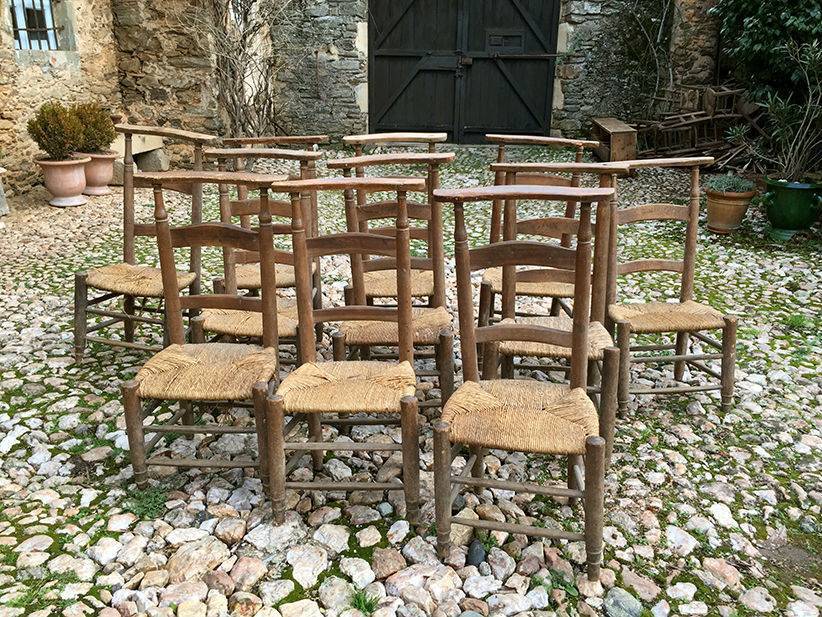 Lot de 11 prie-Dieu en bois assises paillées