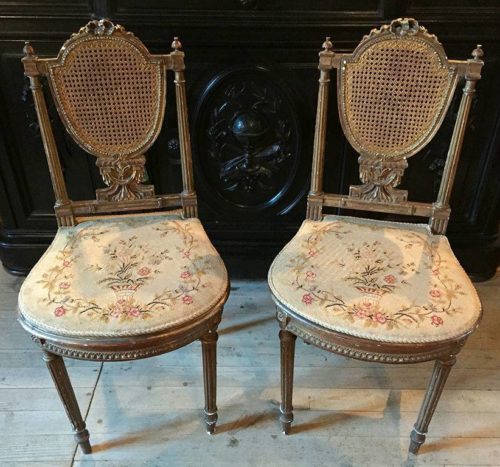 Paire de chaises de style Louis XVI bois doré