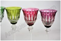 Série de 6 verres à vin de couleur en cristal taillé et doublé de St Louis Tommy