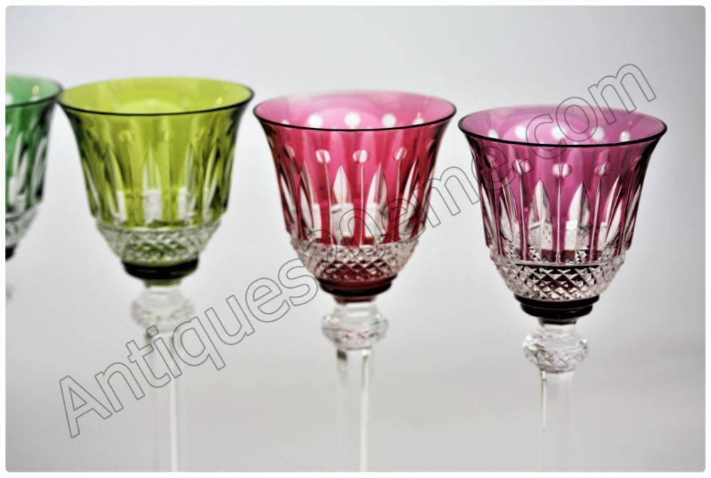 Série de 6 verres à vin de couleur en cristal taillé et doublé de St Louis Tommy