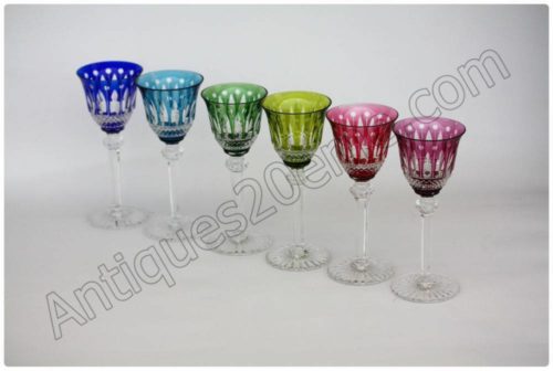 Série de 6 verres à vin de couleur en cristal taillé et doublé de St Louis Tommy