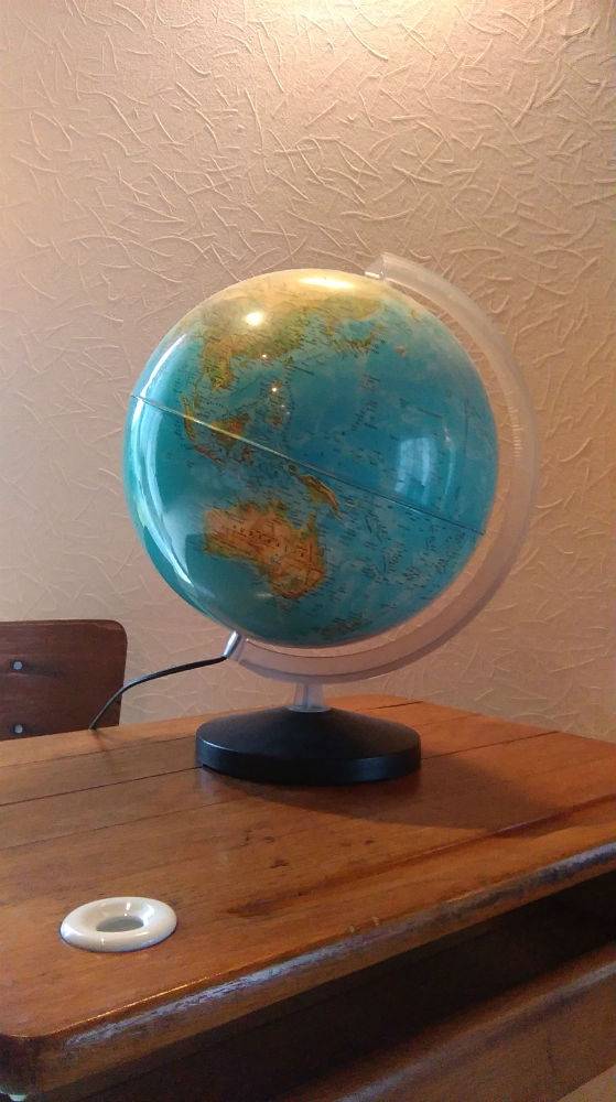 Globe terrestre lumineux vintage