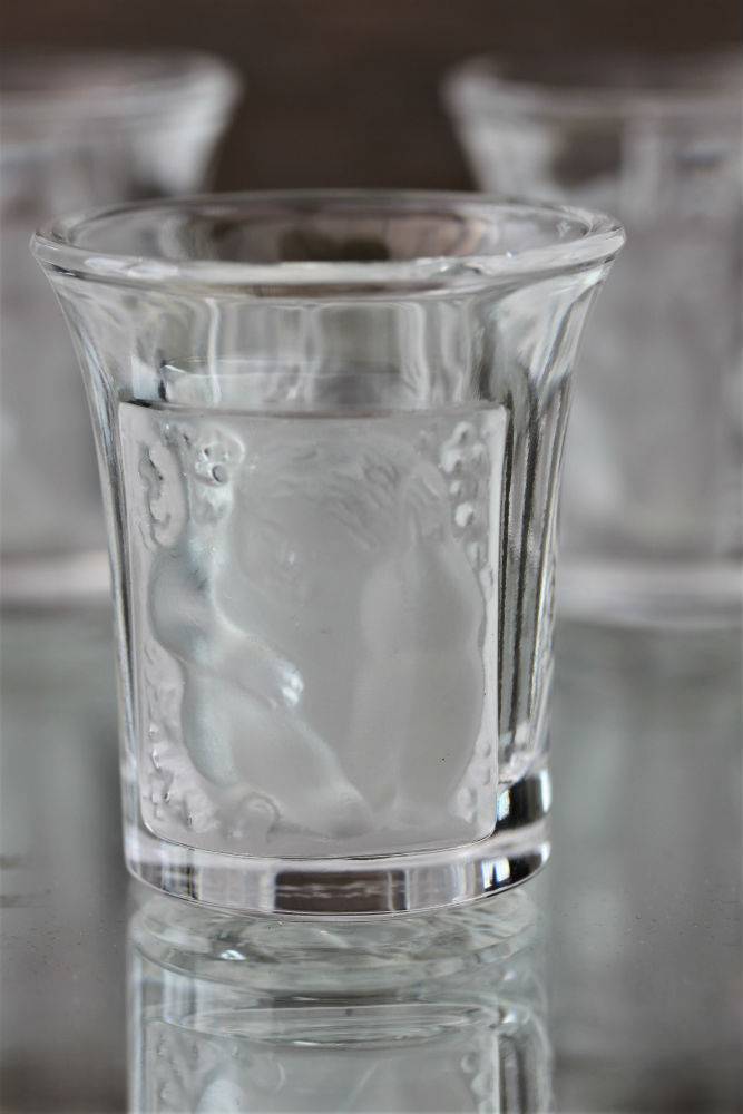 Série de 6 verres à liqueur en cristal de Lalique modèle enfants