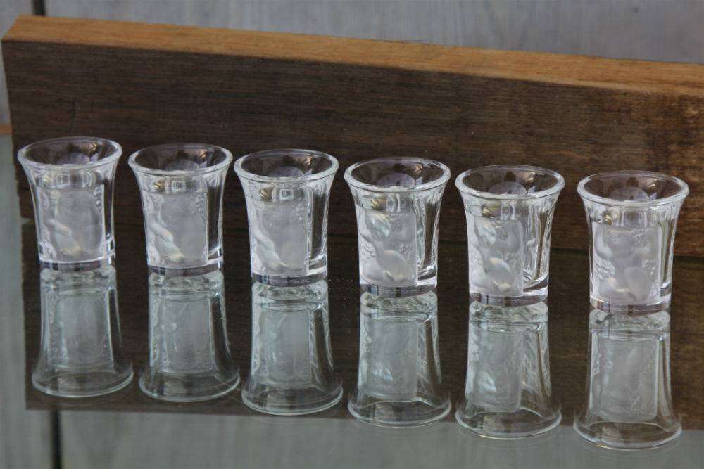 Série de 6 verres à liqueur en cristal de Lalique modèle enfants