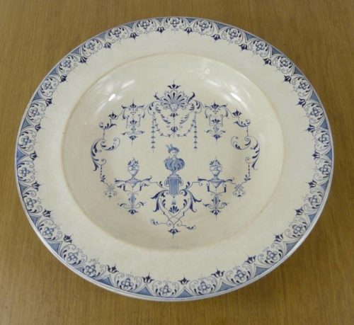 Plat en demi-porcelaine de Badonviller,