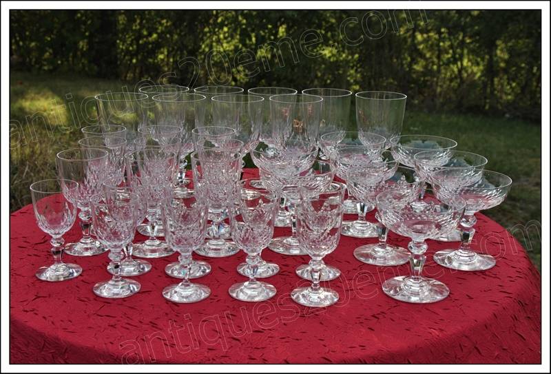 Service de 36 verres en cristal de Baccarat modèle Nemours