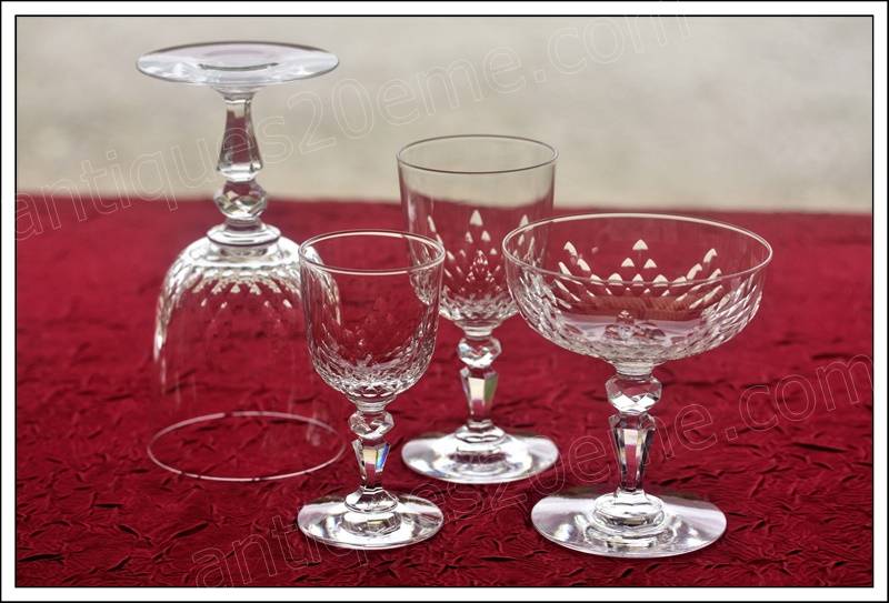 Service de 36 verres en cristal de Baccarat modèle Nemours