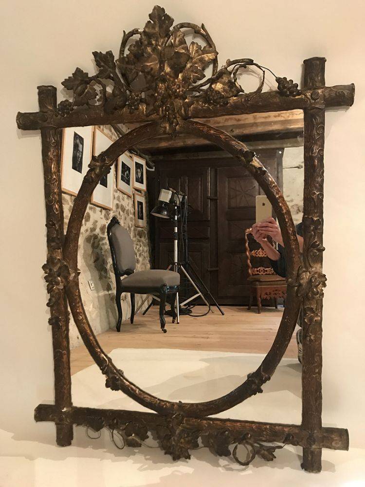 Miroir XIXe cadre bois stuqué et doré à décor de pampres de vigne