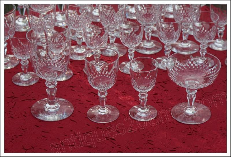 Service de 36 verres en cristal de Baccarat modèle Nemours