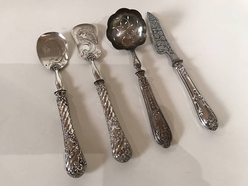 4 couverts de service pour petits fours, desserts. Argent fourré