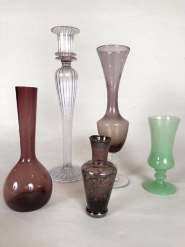 Lot de 4 petits vases et 1 bougeoir en verre coloré.