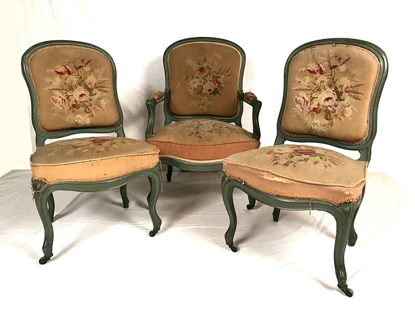 Fauteuil et paire de chaises de style Louis XV