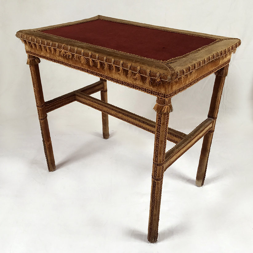 Table d’appoint recouverte de velours et passementerie