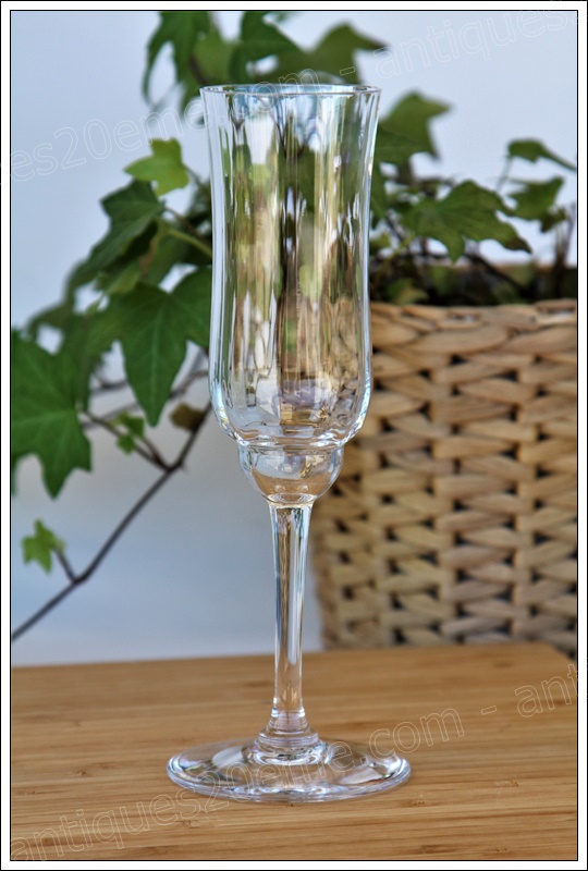 Série de 6 flûtes à champagne en cristal de Baccarat modèle Capri